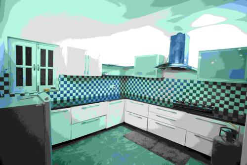 een keuken met geruite muren en witte kasten bij The Castle Villa Pine View Kasauli in Kasauli