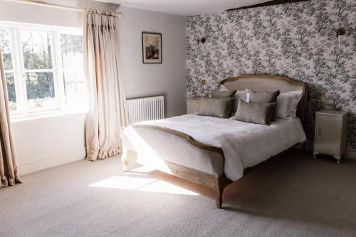 Una cama o camas en una habitación de Silchester Farm