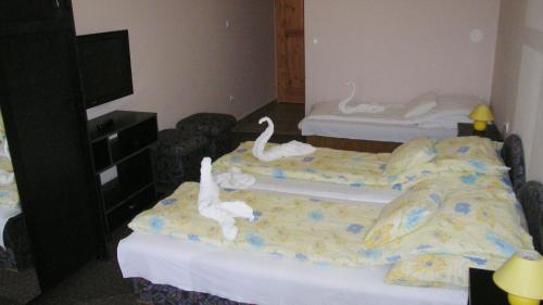 Ένα ή περισσότερα κρεβάτια σε δωμάτιο στο Pálma Apartmanház Harkány