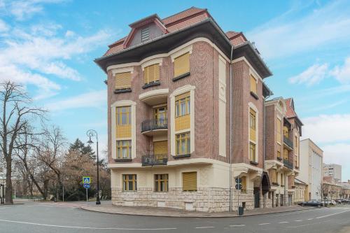a tall brick building on the corner of a street at SUPREME Experience Markovitsz-Palat Istoric-Elegant & Spațios in Oradea