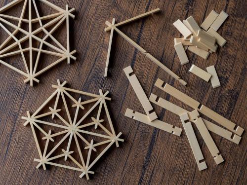 宗像市にあるメルキュール福岡宗像リゾート & スパの木の床の木玩具一組