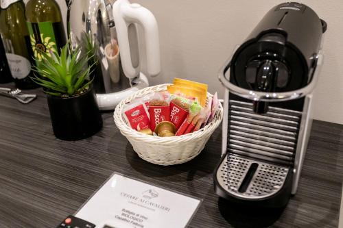 Cesare ai Cavalieri Suitesにあるコーヒーまたはお茶