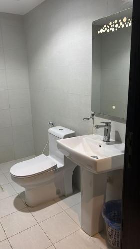 Ένα μπάνιο στο ريزا الفندقية Reeza Suites