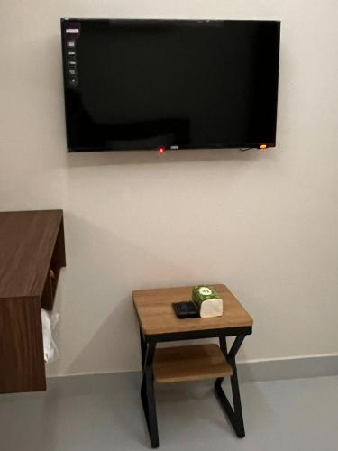 Μια τηλεόραση ή/και κέντρο ψυχαγωγίας στο ريزا الفندقية Reeza Suites