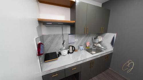 Η κουζίνα ή μικρή κουζίνα στο CJ Apartments