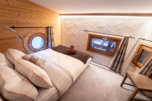 a bedroom with a bed and a window at Chalet Neva - luxury chalet with sauna by Avoriaz Chalets in Avoriaz