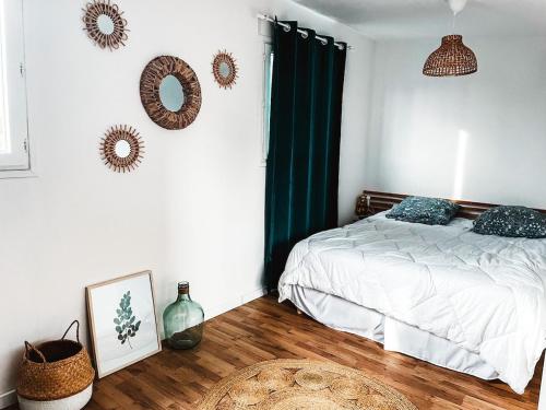 - une chambre avec un lit et un rideau vert dans l'établissement Charmant cottage bord de mer camping 4 etoiles, à Hermanville-sur-Mer