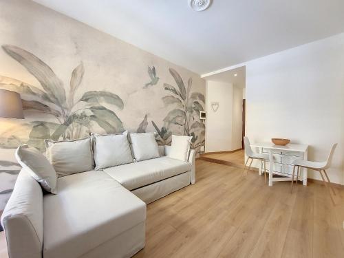 un salon avec un canapé blanc et une table dans l'établissement Nestor&Jeeves - SEA AND SUN - Central - Near Sea, à Nice