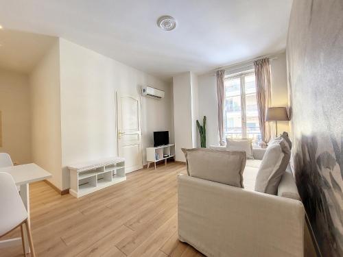 un salon blanc avec un canapé et une télévision dans l'établissement Nestor&Jeeves - SEA AND SUN - Central - Near Sea, à Nice