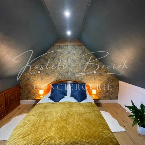 a bedroom with a yellow bed in a room at La familiale du manoir de Kerollivier in Saint-Gilles-Pligeaux