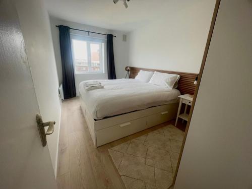 Postel nebo postele na pokoji v ubytování Newly Renovated Christchurch 1BD Roof Garden