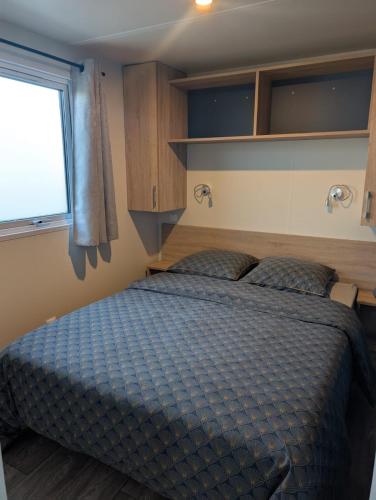 une chambre avec un lit dans une petite pièce dans l'établissement Le Domaine de la Héchaie, à Marzan