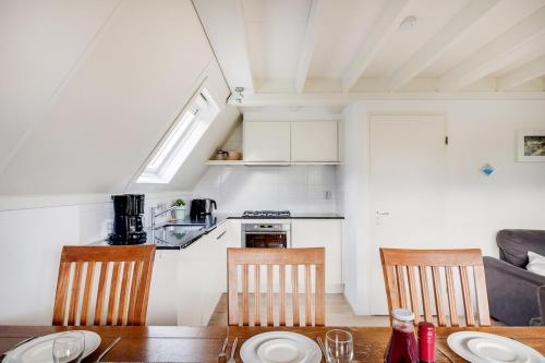 a kitchen and dining room with a table and chairs at Kuifeend I Chalet met Modern Interieur in Zwiggelte