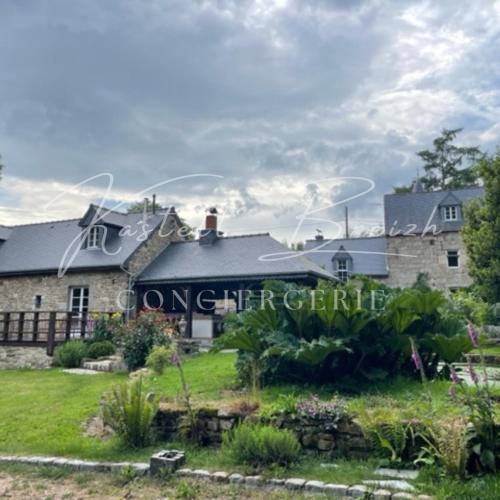 a house with a garden in front of it at Le Cocon du manoir de Kerollivier in Saint-Gilles-Pligeaux