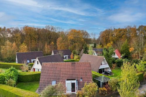 an aerial view of a house at Kuifeend I Chalet met Modern Interieur in Zwiggelte