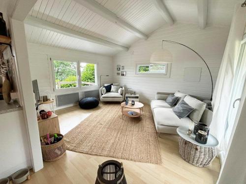 un salon avec un canapé et une table dans l'établissement Coast Seven, à Borgwedel