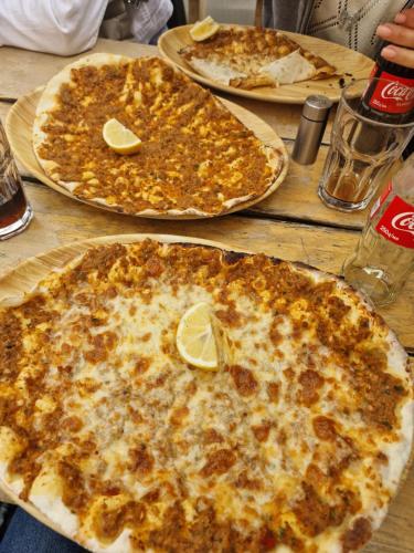 Makanan di atau di tempat lain dekat apartemen
