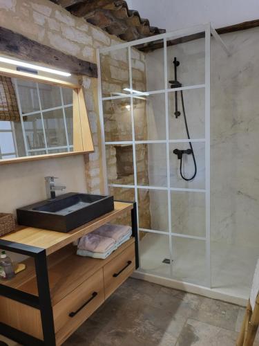 Koupelna v ubytování 1 Chambre piscine commune et 1 Gite piscine privée La Sauvasse