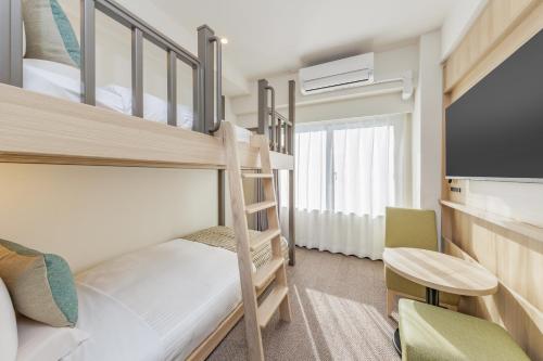 Postel nebo postele na pokoji v ubytování HOTEL MYSTAYS Nippori