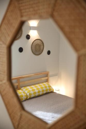 - une vue sur une chambre avec un lit et un miroir dans l'établissement Familienidyll mit Pool nahe am Mittelmeer, à Saint-Laurent-dʼAigouze