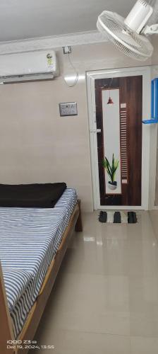 a bedroom with a bed and a plant in a window at Shree chendur Residency in Tiruvannāmalai