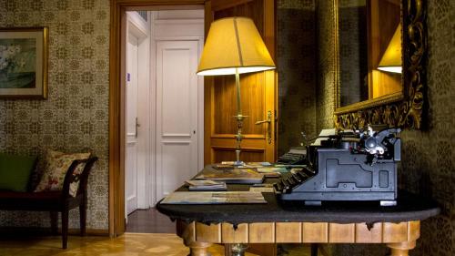 a room with a table with a lamp and a table sidx sidx sidx at Locanda dei Buoni e Cattivi in Cagliari