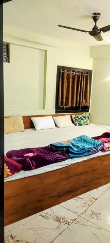 Postel nebo postele na pokoji v ubytování Hotel Ratnam Palace Maheshwar