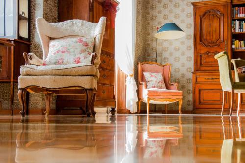 a living room with a chair and two chairs at Locanda dei Buoni e Cattivi in Cagliari