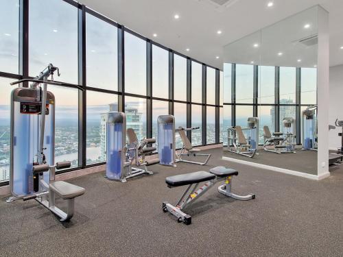 Fitness centrum a/nebo fitness zařízení v ubytování Beachfront Luxe Escape at Surfers Paradise Parking