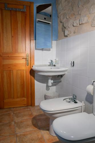 a bathroom with a toilet and a sink at Casa Alta in Valderrobres