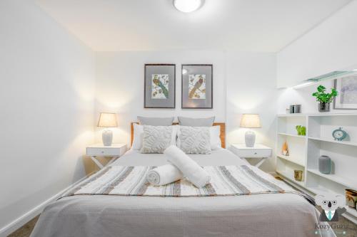 En eller flere senge i et værelse på Stylish Studio with Waterfront Views in Barangaroo