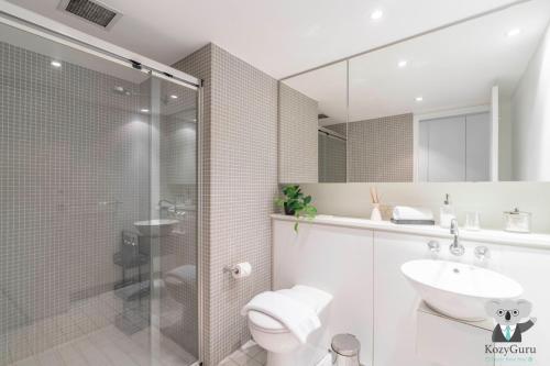 Et badeværelse på Stylish Studio with Waterfront Views in Barangaroo