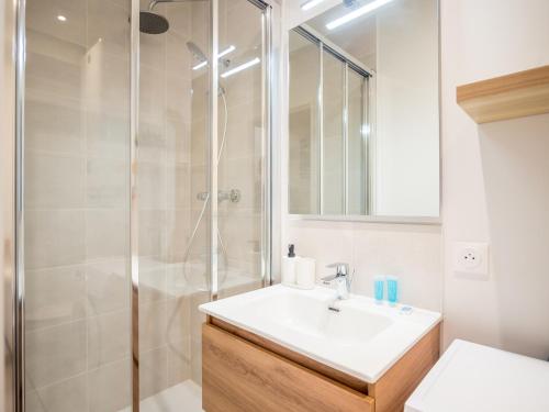 ein Badezimmer mit Waschbecken und Dusche in der Unterkunft Le Cosy Express in Villefranche-sur-Saône