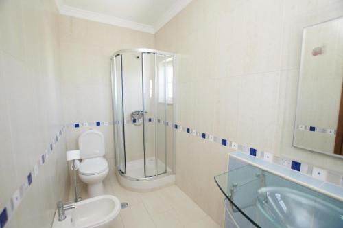 Un baño con ducha, inodoro y lavabo. en Villa Perla by Vintage Travel, en Guia