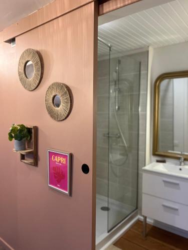 une salle de bain avec douche et lavabo dans l'établissement La Cachette, à Angers