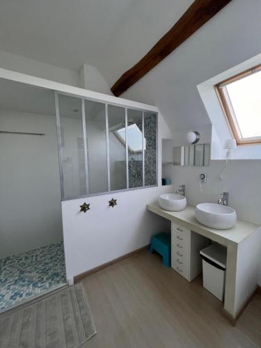 une salle de bain blanche avec deux lavabos et une fenêtre dans l'établissement Grande maison de familles à Sancerre, à Feux