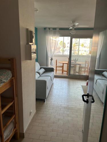 un salon avec un canapé et une table dans l'établissement Studio au bord de mer, à Sète
