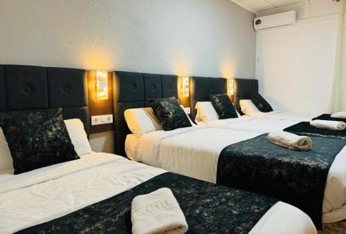 Ένα ή περισσότερα κρεβάτια σε δωμάτιο στο Ballestar Hotel Bar & Grill