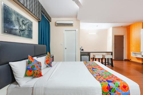 Rúm í herbergi á FabHotel Cosmo Annora - Nr Domlur