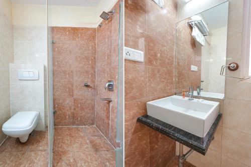 Un baño de FabHotel Cosmo Annora - Nr Domlur