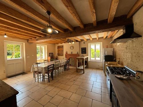 une cuisine et une salle à manger avec une table et des chaises dans l'établissement Maison climatisée - Beauval et Châteaux, à Oisly