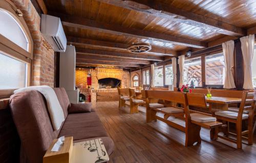 Posezení v ubytování Amazing Home In Novo Zvecevo With Sauna