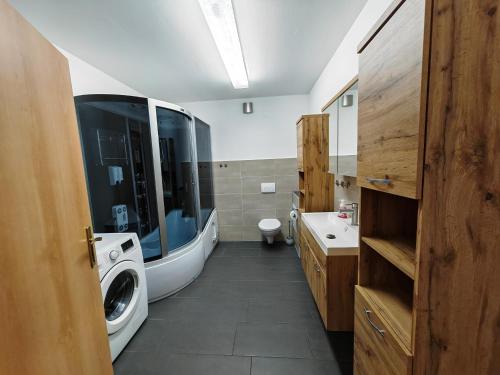 Koupelna v ubytování Apartment E2 - Gut ausgestattete 3-Zimmerwohnung 64 qm, für 1-3 Personen 1 DZ 1EZ