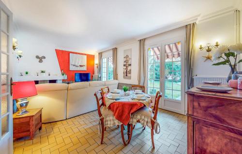 un salon avec une table et un canapé dans l'établissement Amazing Home In Meschers-Sur-Gironde, à Meschers-sur-Gironde