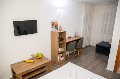 Guest House Rosanda, 200m from Churchにあるテレビまたはエンターテインメントセンター