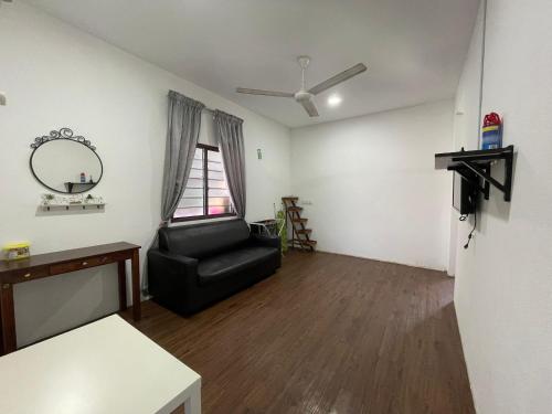 TV a/nebo společenská místnost v ubytování Laman Hanaz - Homestay Aufa