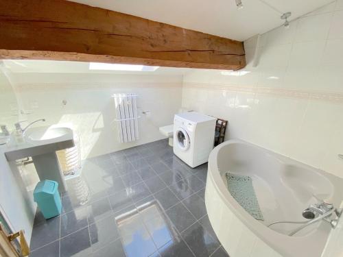 une salle de bain avec une baignoire blanche et un lavabo dans l'établissement T4 dans résidence avec piscine, à Six-Fours-les-Plages