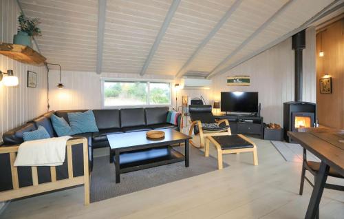 a living room with a couch and a table at Klitbo in Rømø