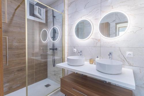 une salle de bain avec deux lavabos et une douche dans l'établissement A deux pas du Vel'odrome, à Marseille