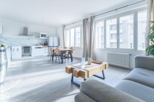 un salon avec un canapé et une table dans l'établissement A deux pas du Vel'odrome, à Marseille